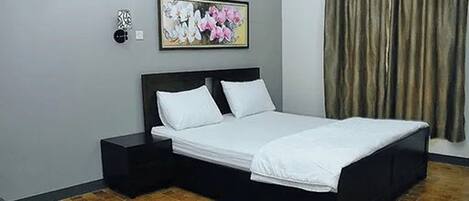 Escritorio, wifi gratis y ropa de cama