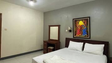 House, 4 Bedrooms | Desk, free WiFi, bed sheets