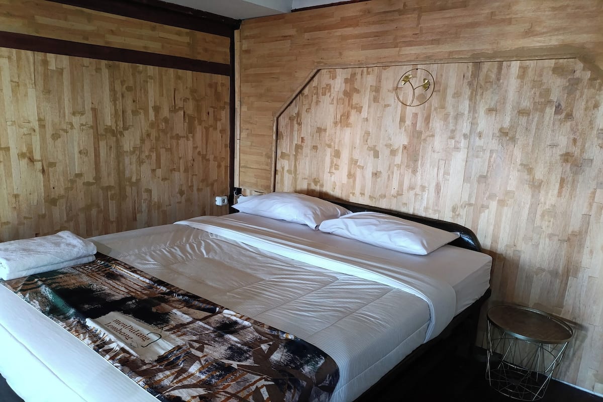 Quarto casal luxo | 1 quarto, escrivaninha, Wi-Fi de cortesia, roupa de cama