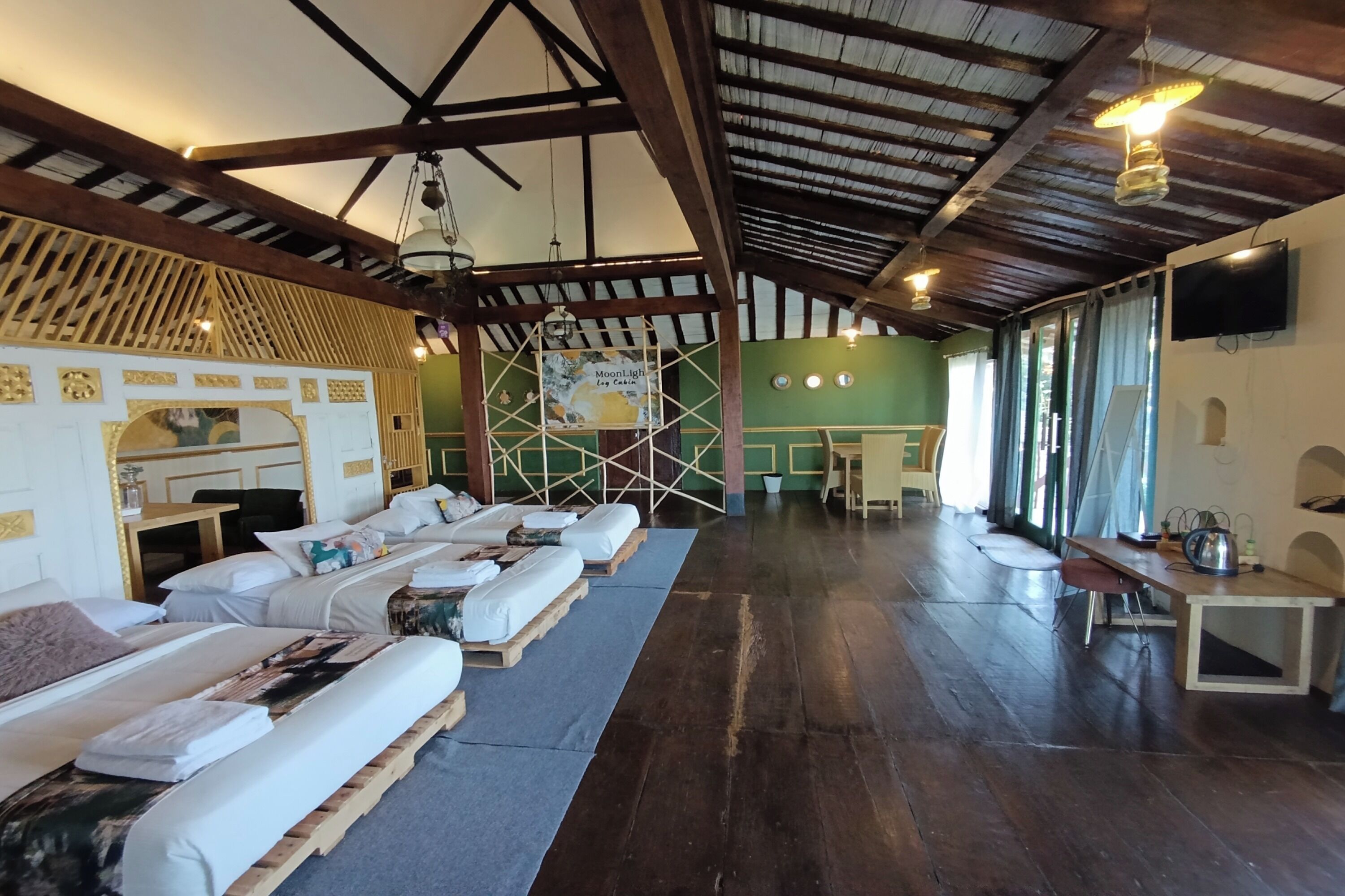 Grand Room | Desk, free WiFi, bed sheets