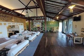 Grand Room | Desk, free WiFi, bed sheets - Mendulang By Belza By Zuzu (Lembang)