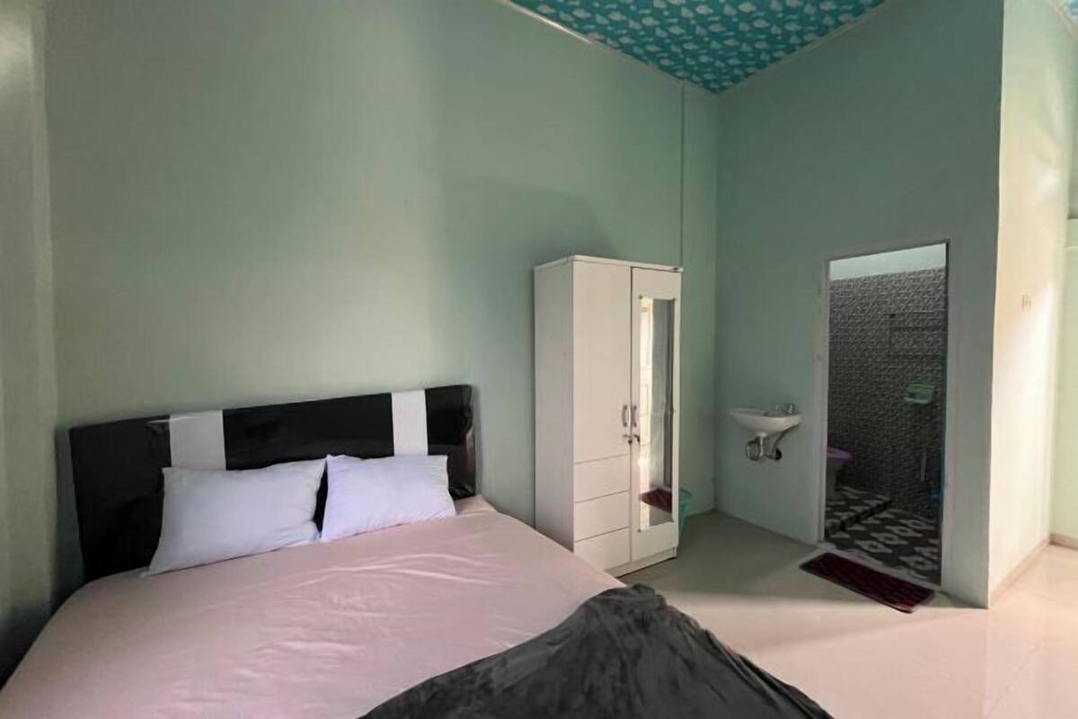 In-room safe, desk, WiFi (free)
