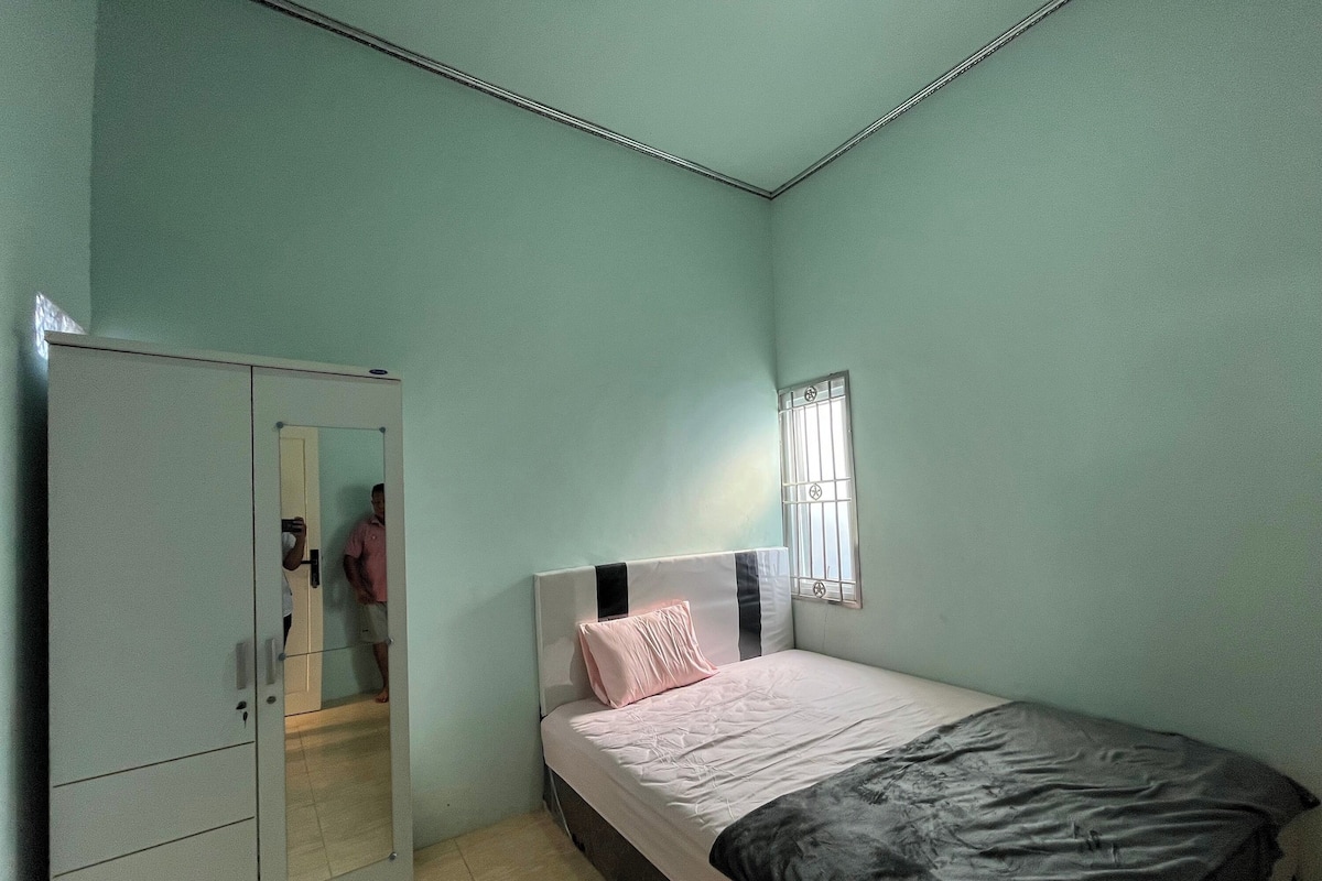 Family Room | In-room safe, desk, WiFi (free)