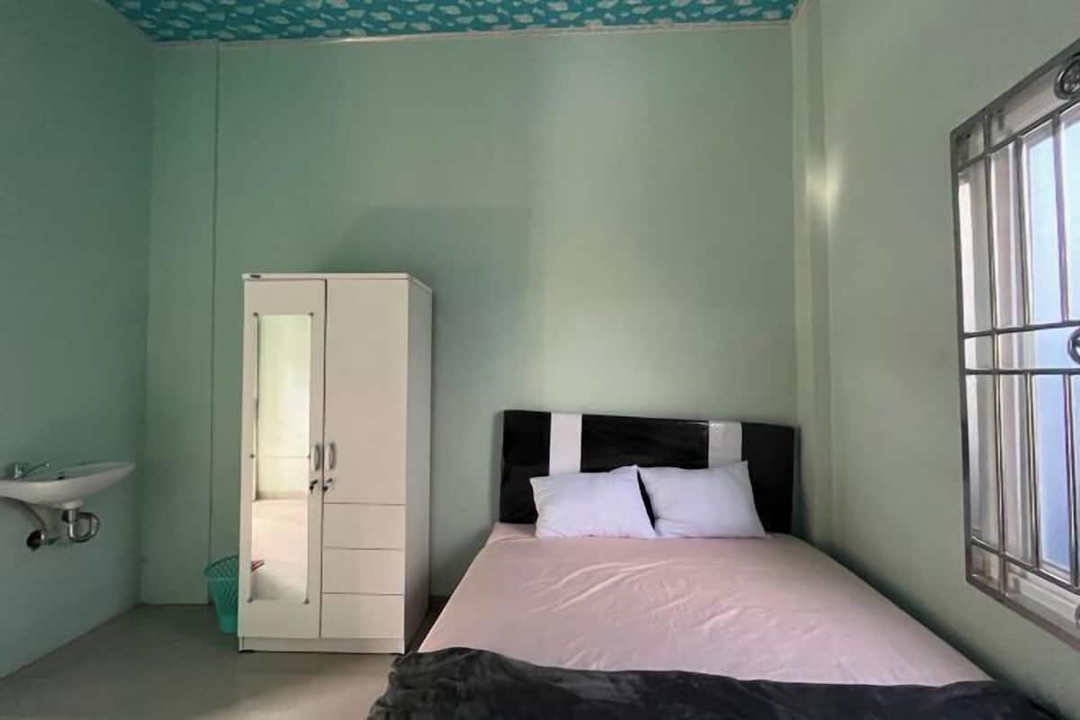 In-room safe, desk, WiFi (free)