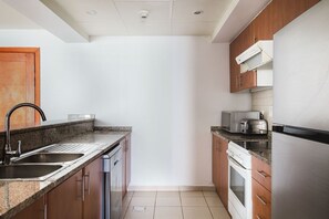 Kjøleskap, mikrobølgeovn, ovn og kokeplater