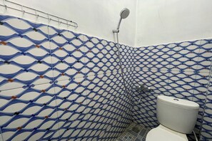 Camera Standard | Bagno | Doccia, set di cortesia gratuito, pantofole, asciugamani