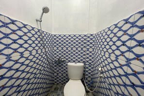 Camera Standard | Bagno | Doccia, set di cortesia gratuito, pantofole, asciugamani