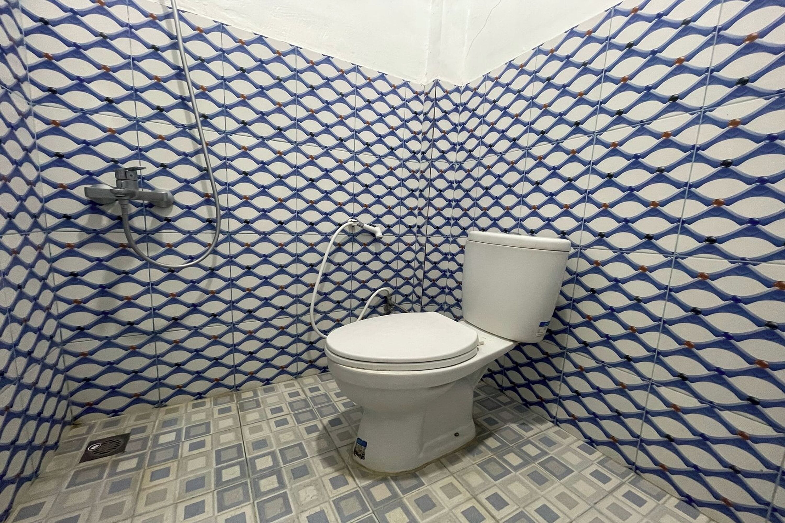 Deluxe Room | Bathroom | Shower, free toiletries, slippers, towels