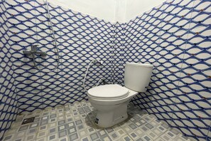 Deluxe kamer | Badkamer | Een douche, gratis toiletartikelen, pantoffels, handdoeken