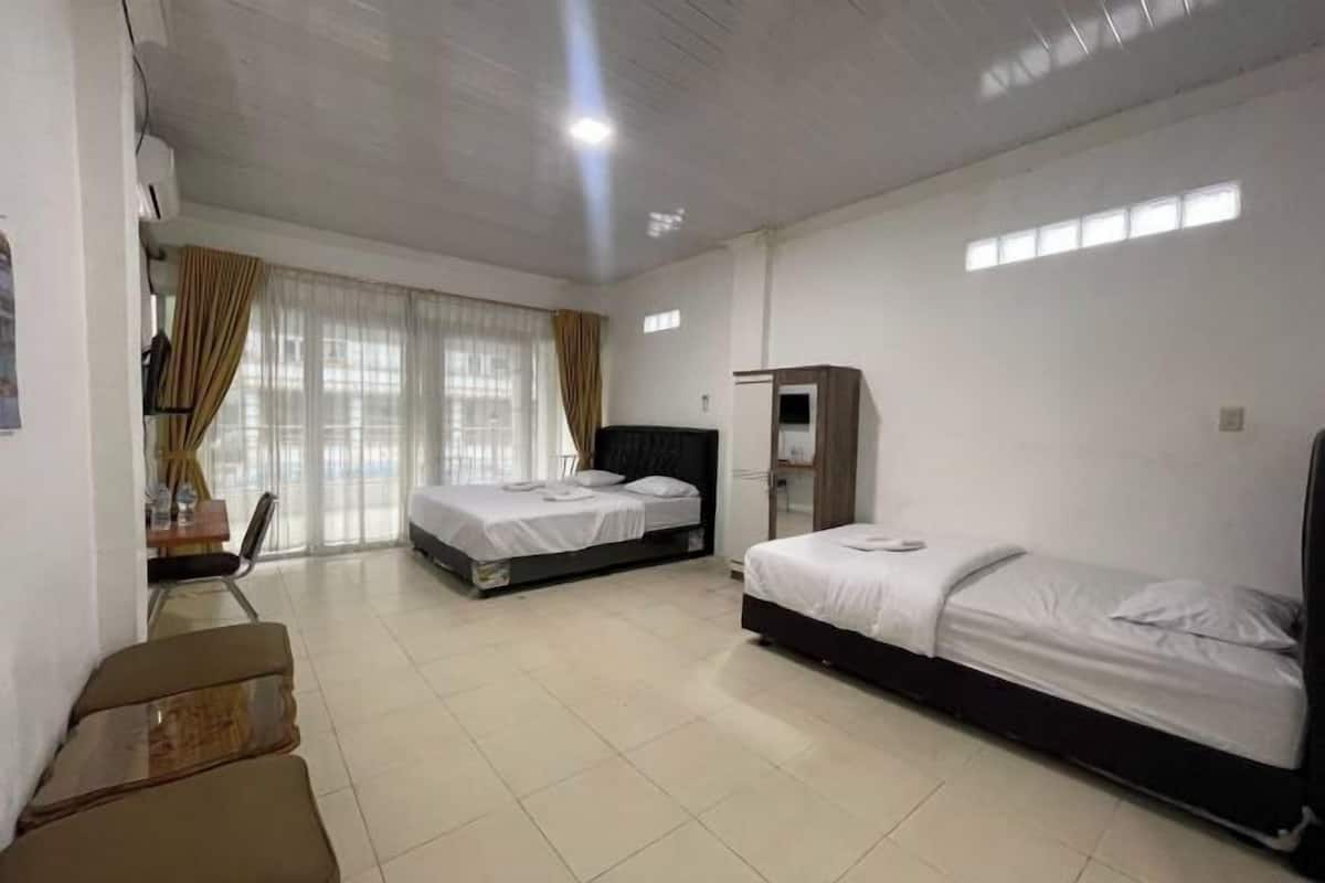 Desk, WiFi (free), bed sheets