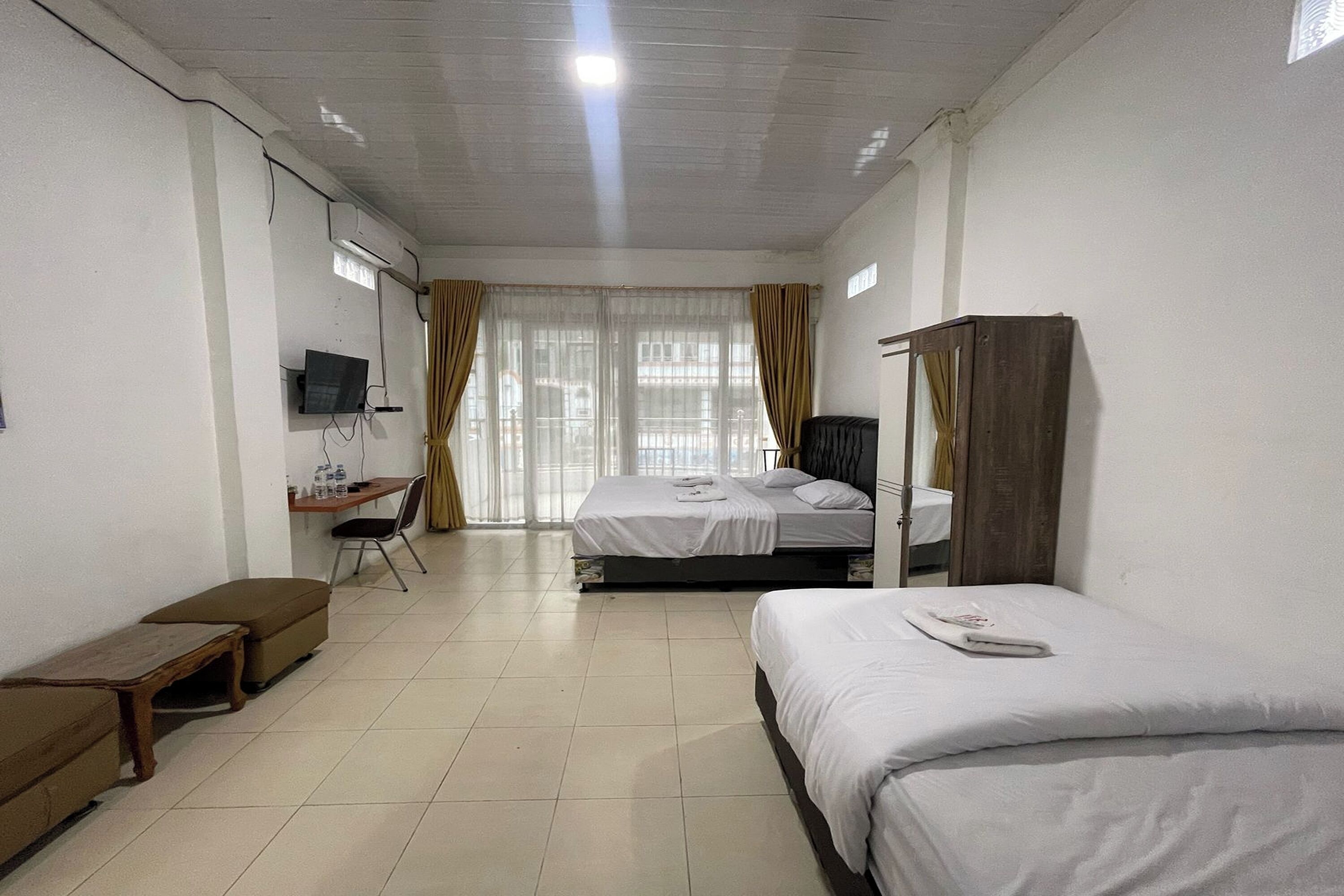 Family Room | Desk, free WiFi, bed sheets