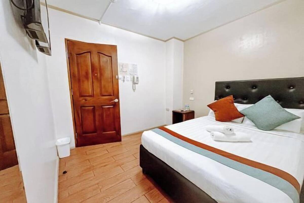Free WiFi, bed sheets
