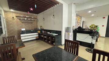 Frokost med lokale retter hver dag (PHP 150 per person)