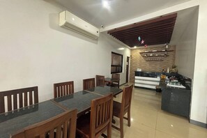 Daily local cuisine breakfast for a fee - Yellowbell Hotel (Batangas City)
