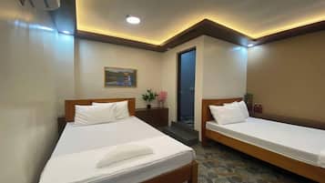 Quadruple Room | Desk, iron/ironing board, free WiFi, bed sheets