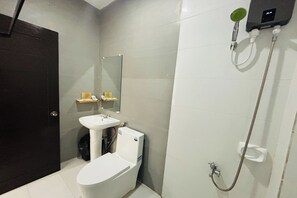 Familieværelse | Badeværelse | Bruser, brusehoved med spredningseffekt, gratis toiletartikler, bidet