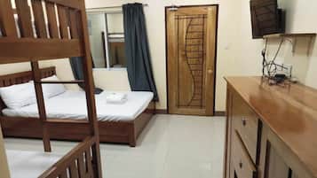 Quadruple Room | Desk, rollaway beds, free WiFi, bed sheets
