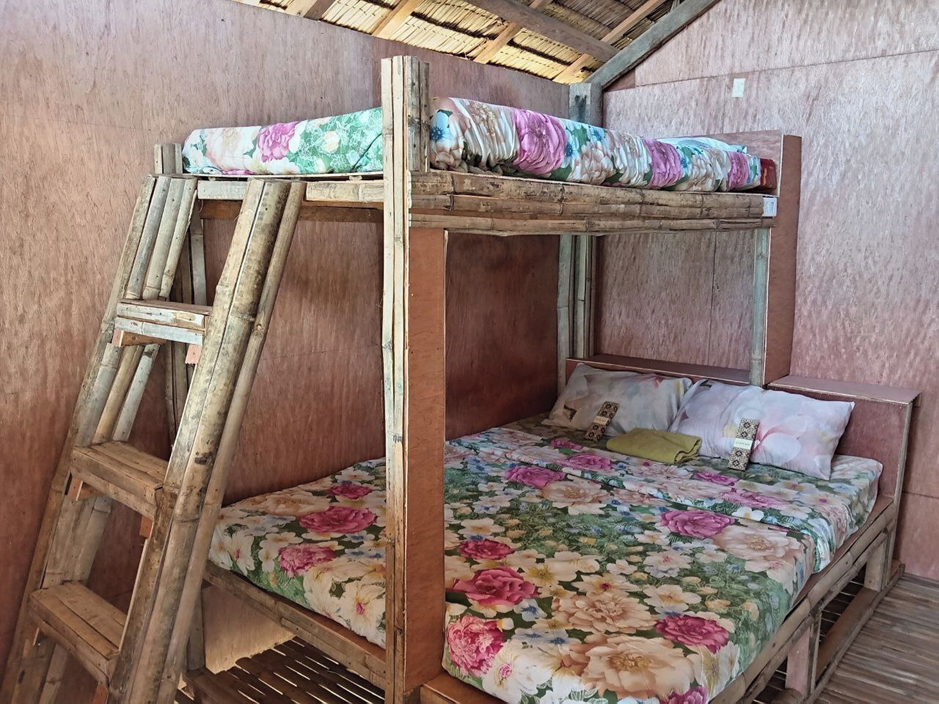 غرفة مزدوجة | مكتب وواي فاي مجانًا وملاءات أسرّة