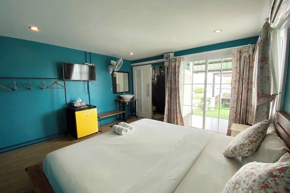 Superior Room, Mountain View | Desk, free WiFi, bed sheets