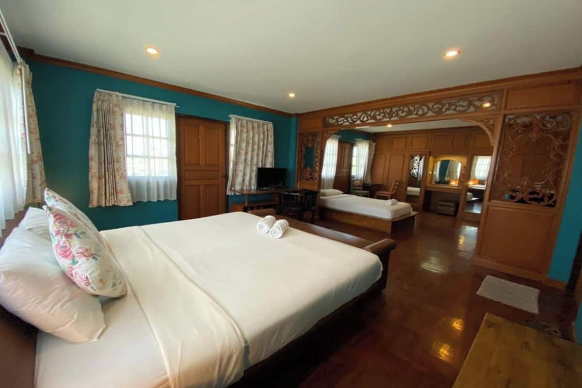 Family Room | Desk, free WiFi, bed sheets