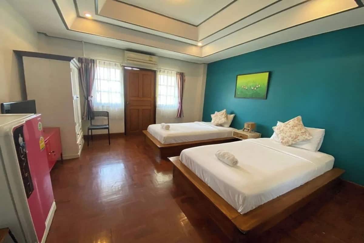 Twin Room, Balcony | Desk, free WiFi, bed sheets