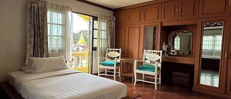 Family Room | Desk, free WiFi, bed sheets