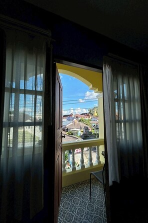 Vierpersoonskamer, gedeelde badkamer | Kameruitzicht