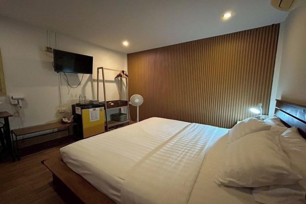 Escritorio, wifi gratis y ropa de cama