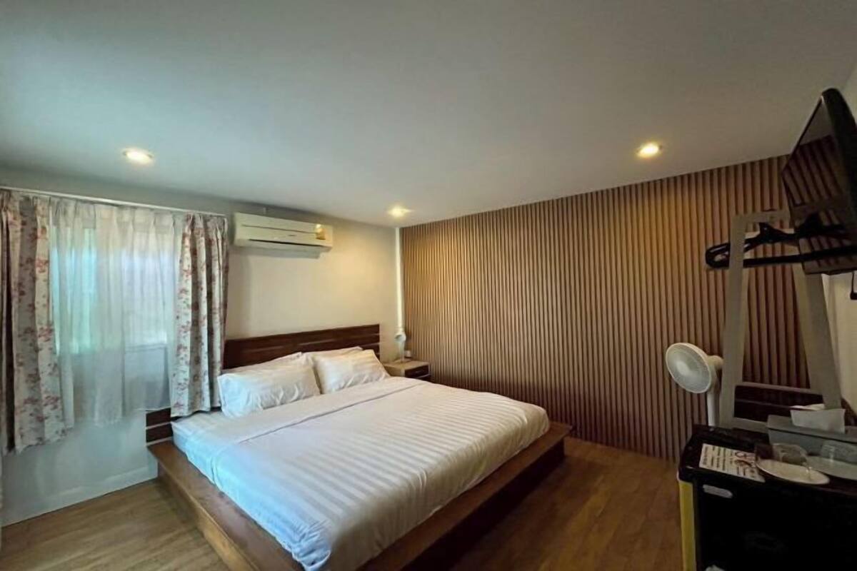 Desk, free WiFi, bed sheets