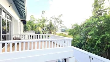 Villa | Área de sala de estar | Televisión de pantalla plana de 32 pulgadas con canales por cable