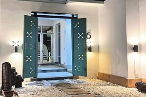 Villa | Área de sala de estar | Televisión de pantalla plana de 32 pulgadas con canales por cable 