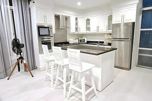 別墅 | 起居區 | 32-吋平面電視，提供有線頻道