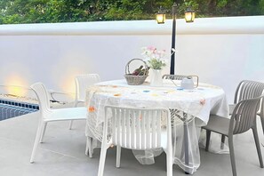 別墅 | 起居區 | 32-吋平面電視，提供有線頻道