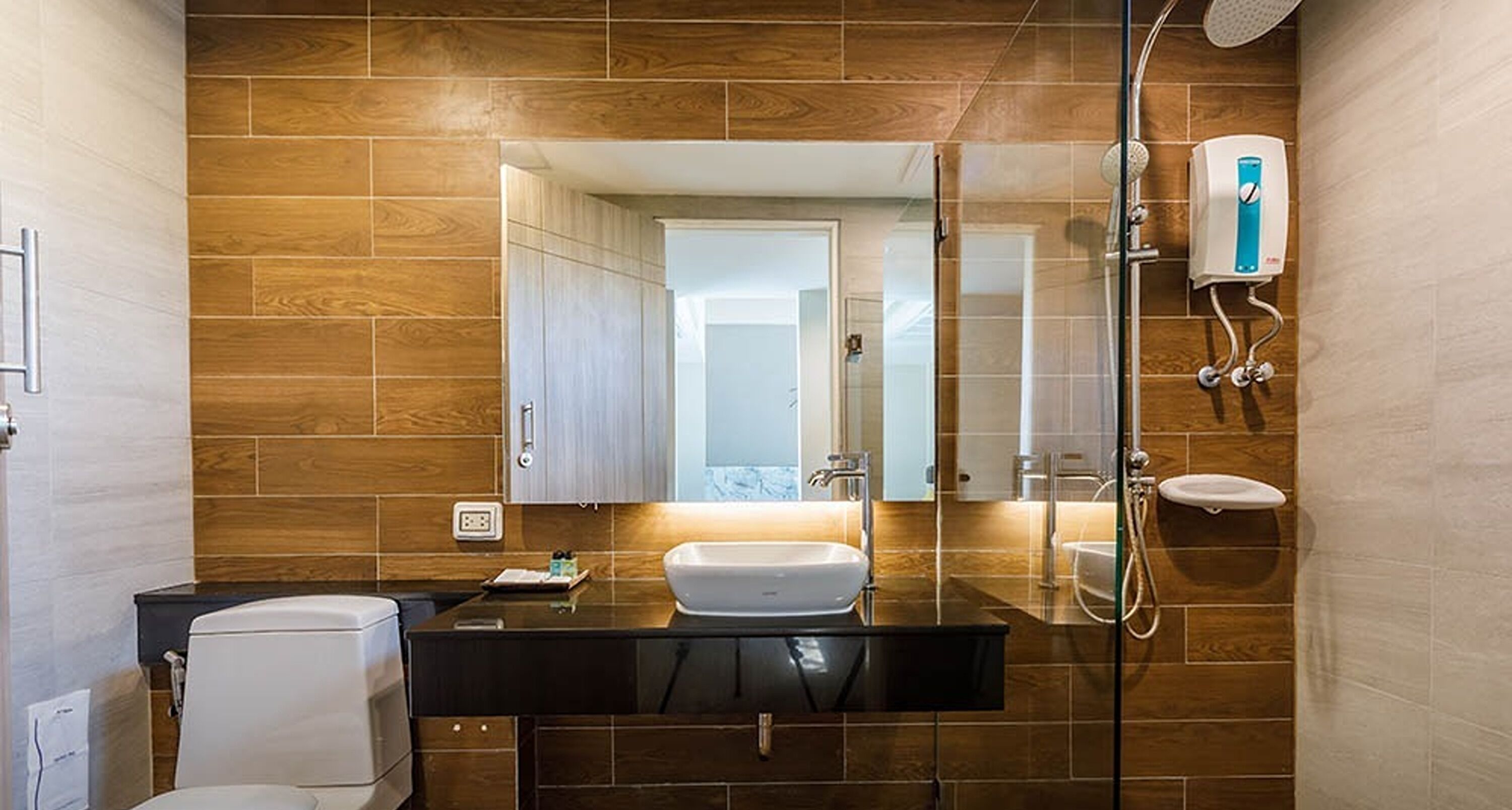 Shower, free toiletries, hair dryer, towels