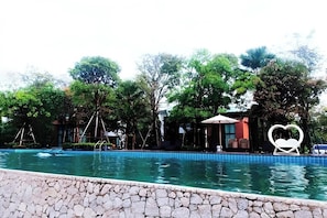 Outdoor pool - Chatnipa Beach Resort (Rayong)
