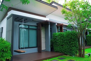 Desk, free WiFi, bed sheets - Chatnipa Beach Resort (Rayong)