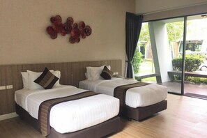 Desk, free WiFi, bed sheets - Chatnipa Beach Resort (Rayong)