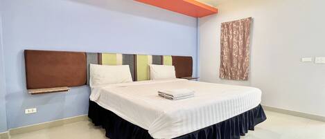 Kamar Double Standar | Meja kerja, tempat tidur lipat/tambahan, Wi-Fi gratis, dan seprai linen
