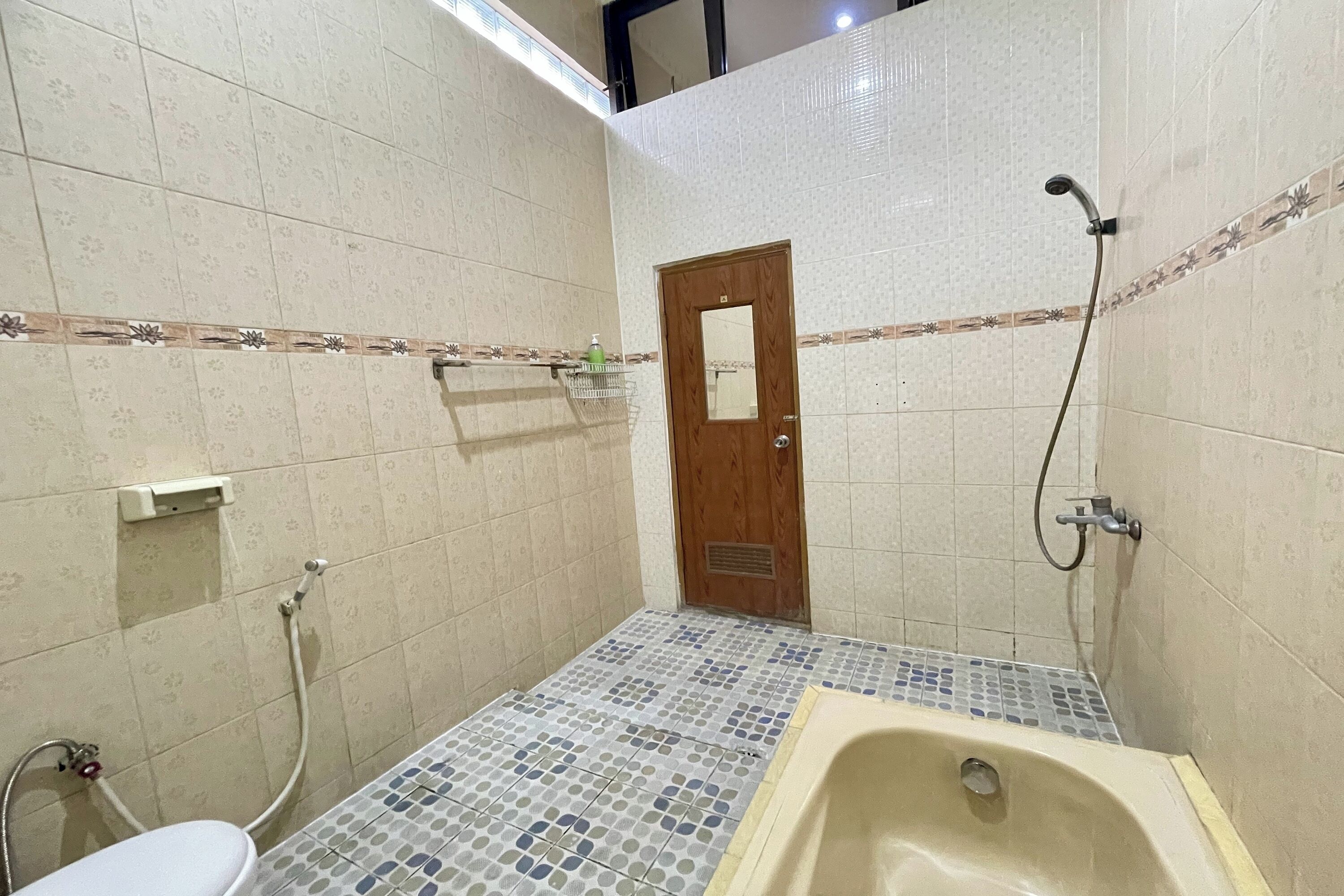 Ein kleines Badezimmer mit Toilette, Dusche und Badewanne.