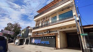 A hotel with a sign reading "Majayana HOTEL" on the facade, a balcony on the upper floor, and a street in front. - Hotel Ramayana Garut (Garut)