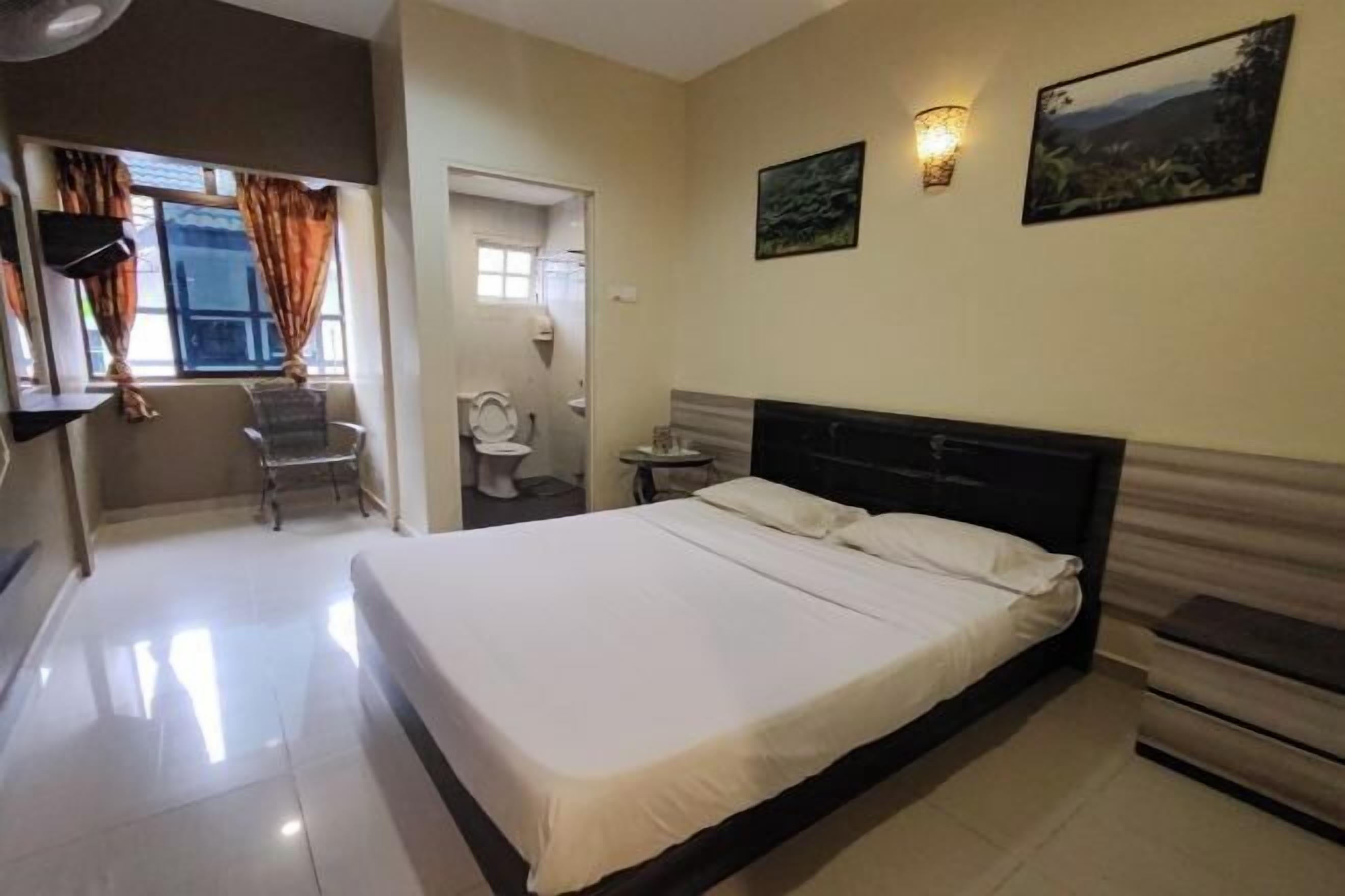 Bureau, fer et planche à repasser, Wi-Fi gratuit, draps fournis