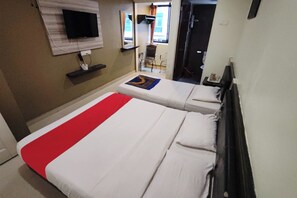 Desk, iron/ironing board, free WiFi, bed sheets - Heaven Mountain Hill Hotel 1 Cameron Highlands (Tanah Rata)