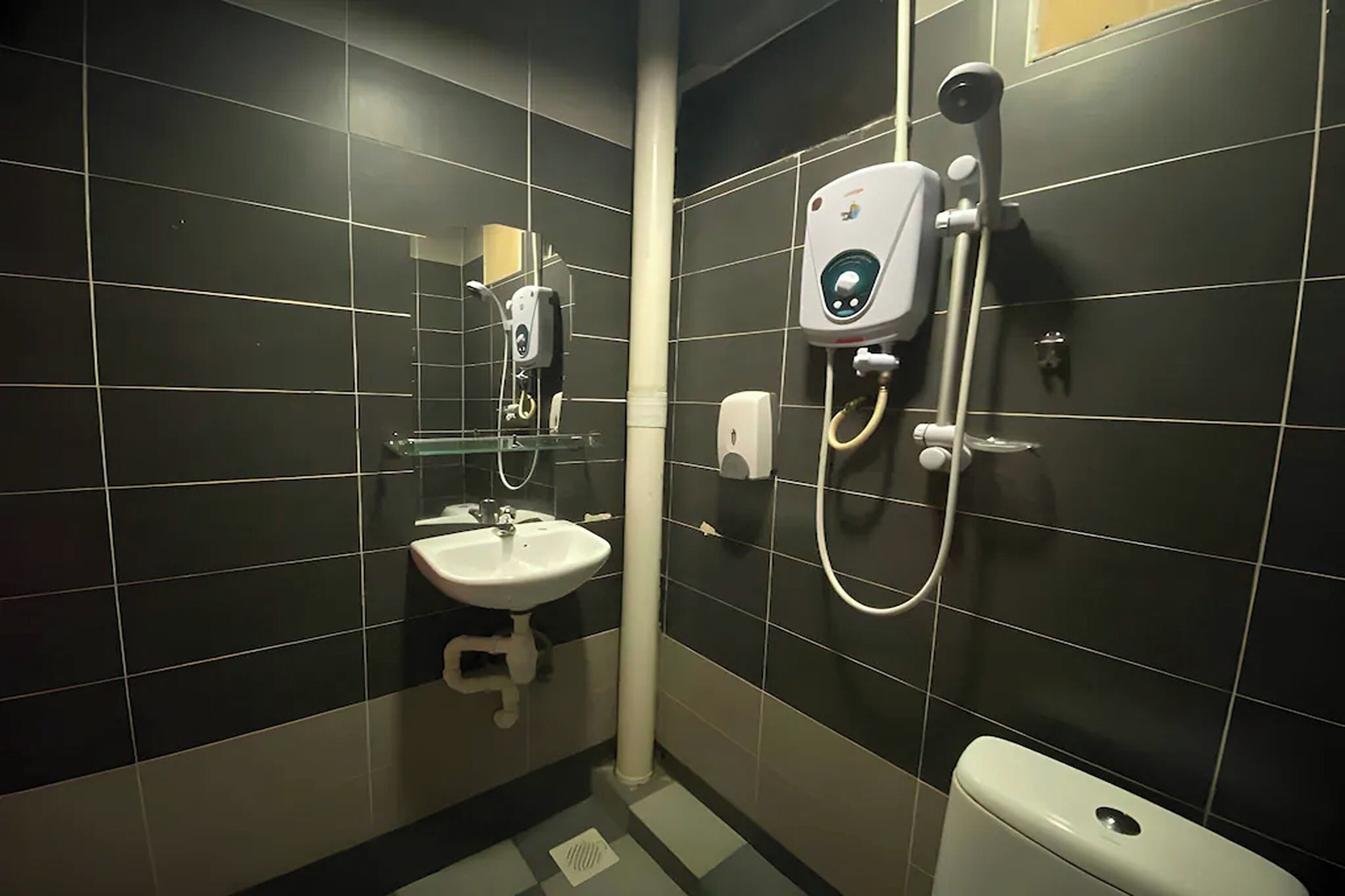 Een douche, een regendouche, gratis toiletartikelen, een haardroger
