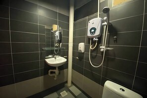 Dusj, regndusjhode, toalettartikler (inkludert) og hårføner