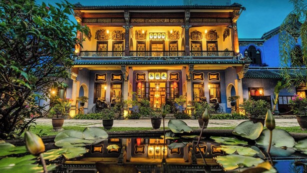 A traditional building with a pond in the foreground, featuring a reflection of the structure. - Feringghi Stay Iinn (George Town)