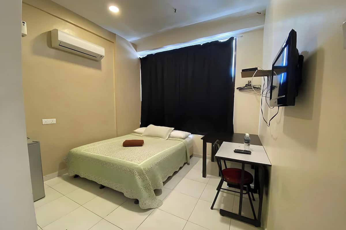 Deluxe Double Room | Desk, iron/ironing board, free WiFi, bed sheets