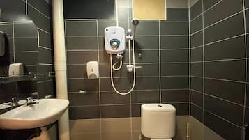 Shower, pancuran hujan, perlengkapan mandi gratis, dan pengering rambut