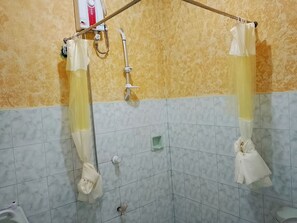 Firemannsrom | Bad | Dusj, regndusjhode, toalettartikler (inkludert) og håndklær