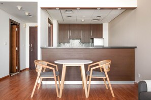 Dining - Blueground | DIFC, pool, nr Dubai Opera (Dubai)