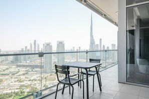 Outdoor dining - Blueground | DIFC, pool, nr Dubai Opera (Dubai)